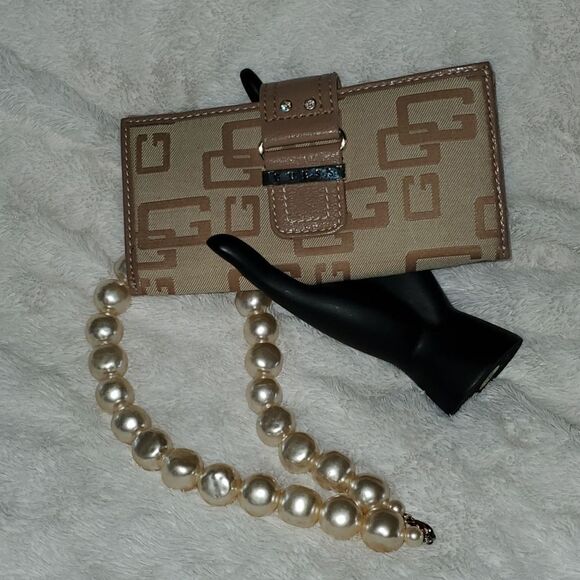 EUC Guess Slim Wallet with logo - Picture 1 of 8